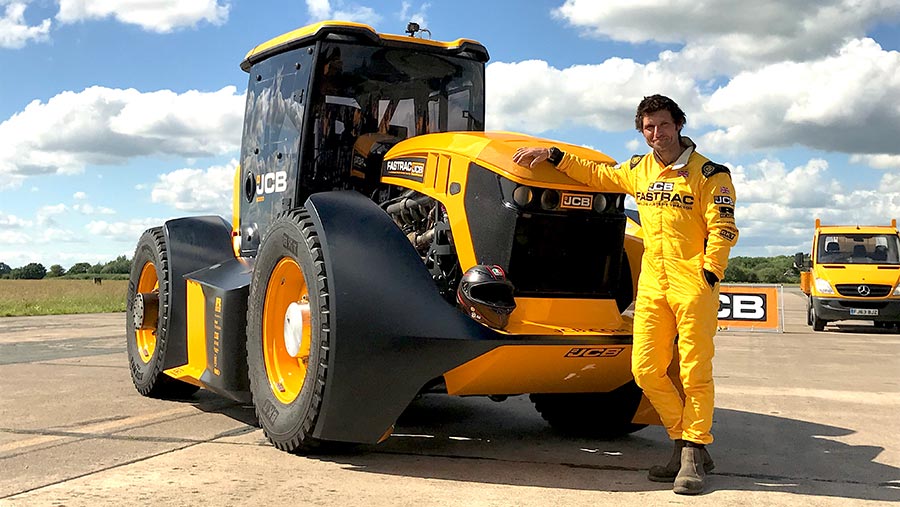 JCB представит обновленный трактор Fastrac в 2020 г.